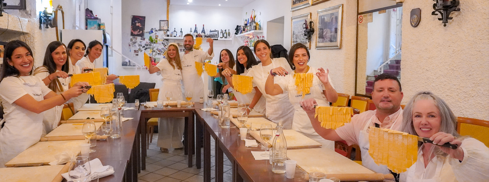 Corso di cucina a Roma: pasta fresca fatta a mano su un piano in marmo